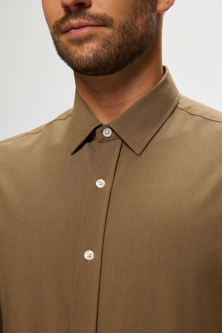 Ryan Solid Stretch Gab Shirt in Camel